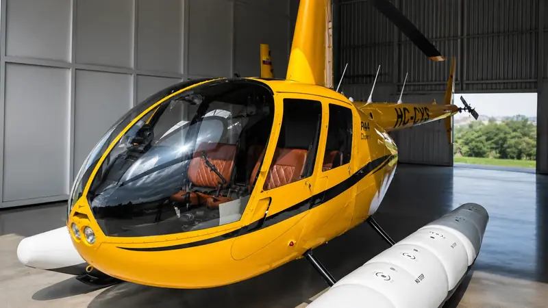 Cabina del Robinson R44 vista de frente dentro del hangar